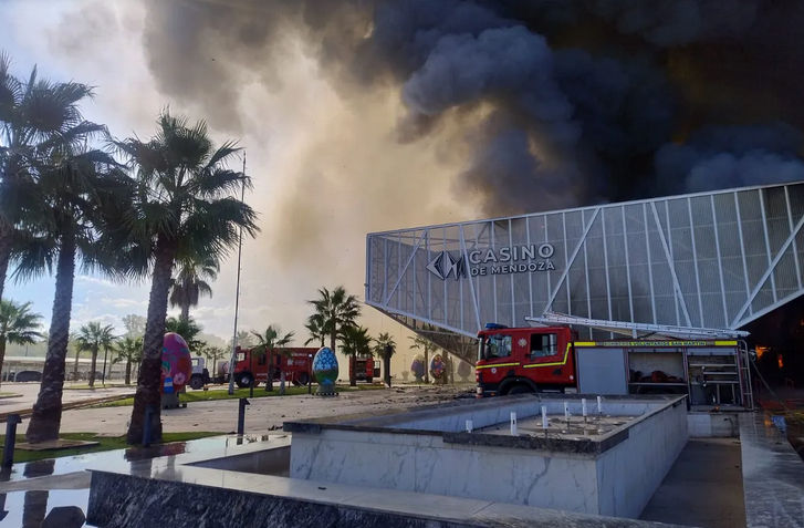 Un incendio generó una gran columna de humo en el casino privado Totem Boulevard de San Martín. Bomberos del Cuartel Central y dotaciones de apoyo trabajan en el lugar, mientras que dos personas que estaban en el techo del edificio ya fueron asistidas por los equipos de emergencia.
