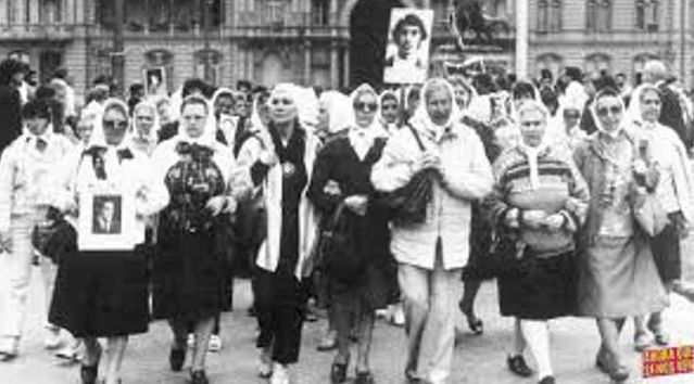 A 50 años del golpe de Estado del 24 de marzo de 1976, Argentina recuerda uno de los períodos más oscuros de su historia, marcado por el terrorismo de Estado, la represión ilegal y la desaparición forzada de personas. Este aniversario invita a repasar el contexto previo, el accionar de la dictadura y el camino hacia la memoria, la verdad y la justicia.