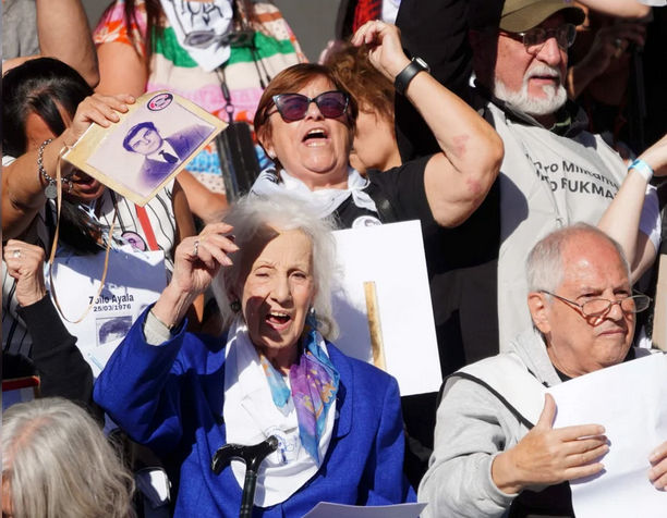 En el acto central por el 24 de marzo de 1976, Abuelas y Madres de Plaza de Mayo encabezaron un fuerte mensaje en defensa de la memoria, cuestionaron la postura del Gobierno nacional y reclamaron por los desaparecidos.
