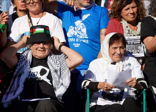 En el acto central por el 24 de marzo de 1976, Abuelas y Madres de Plaza de Mayo encabezaron un fuerte mensaje en defensa de la memoria, cuestionaron la postura del Gobierno nacional y reclamaron por los desaparecidos.