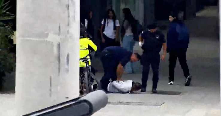 Preventores y policías lograron detener a un sujeto que fue captado por cámaras mientras robaba una cartera del interior de un vehículo en calle Belgrano. El individuo intentó descartarse del botín antes de ser aprehendido, pero quedó detenido y fue trasladado al Polo Judicial.