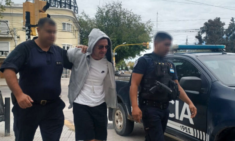 Preventores y policías lograron detener a un sujeto que fue captado por cámaras mientras robaba una cartera del interior de un vehículo en calle Belgrano. El individuo intentó descartarse del botín antes de ser aprehendido, pero quedó detenido y fue trasladado al Polo Judicial.