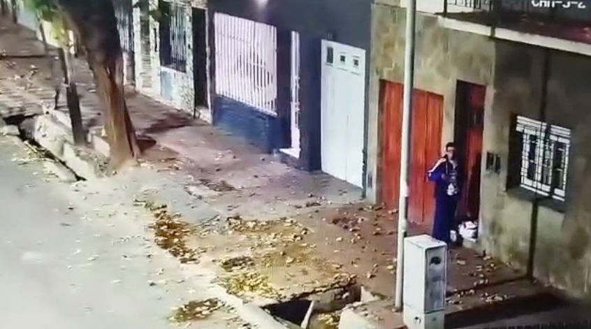 Preventores y efectivos policiales interceptaron a un sujeto en actitud sospechosa en la esquina de Montecaseros y Catamarca. El individuo portaba un arma blanca y fue trasladado a la Comisaría 33 tras un operativo preventivo coordinado desde el sistema de videovigilancia.