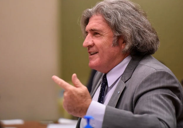 El diputado José Luis Ramón denunció que la decisión del directorio de eliminar el sistema de asistencia médica viola derechos adquiridos y pone en riesgo a más de 300 profesionales.