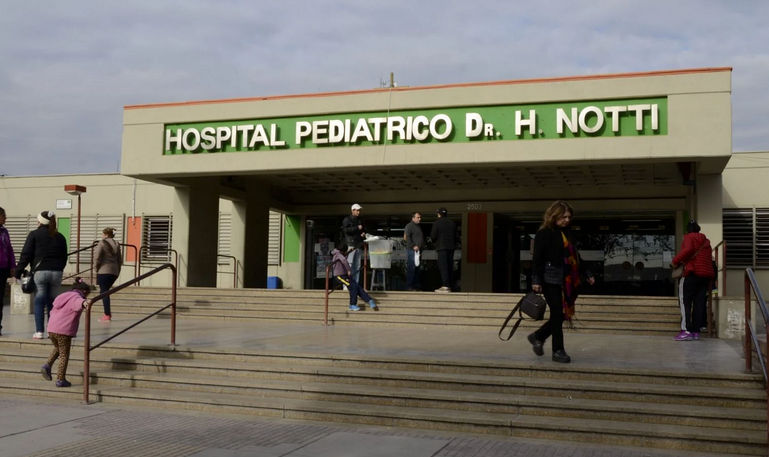 El niño de 2 fue ingresado al Hospital Notti con lesiones compatibles con golpes y restos de cocaína en su organismo. La Justicia investiga el caso y ya hay dos detenidos mientras se define el futuro de los menores.