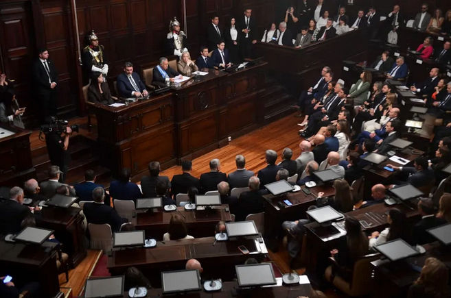 El gobernador de Mendoza abrió las sesiones legislativas con un mensaje extenso pero sin grandes definiciones. Hubo foco en la administración del Estado, escasas referencias a Milei y señales de tensión con el sector privado.