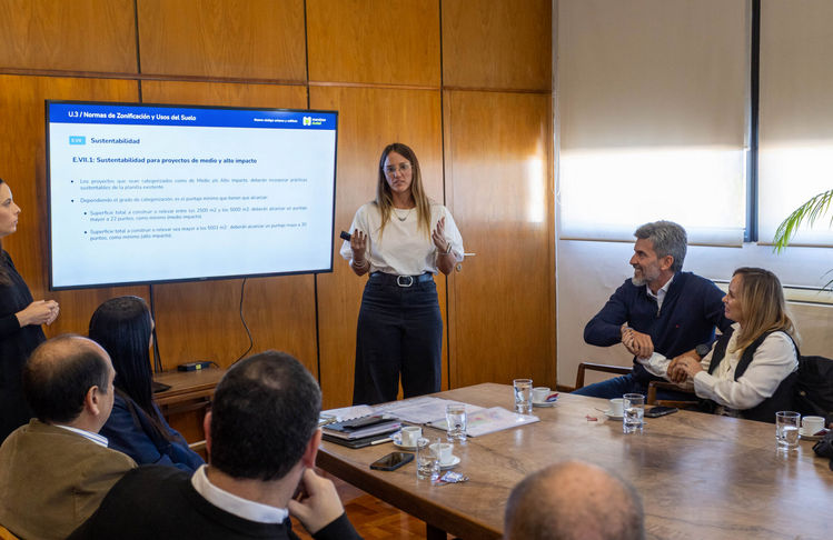 El intendente de la Ciudad de Mendoza presentó la nueva normativa de edificación ante desarrolladores inmobiliarios y cámaras empresarias. El Código apunta a simplificar trámites, dar reglas claras y promover inversiones y empleo formal en la capital mendocina.