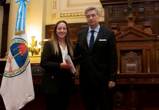 Marina Belén Costella Pravata, la abogada de Mendoza egresada de la Universidad Nacional de Cuyo, fue reconocida por la Corte Suprema de Justicia de la Nación tras obtener un promedio de 9,47 en la carrera de Abogacía. La joven mendocina integró el grupo de 23 graduados destacados por su excelencia académica.