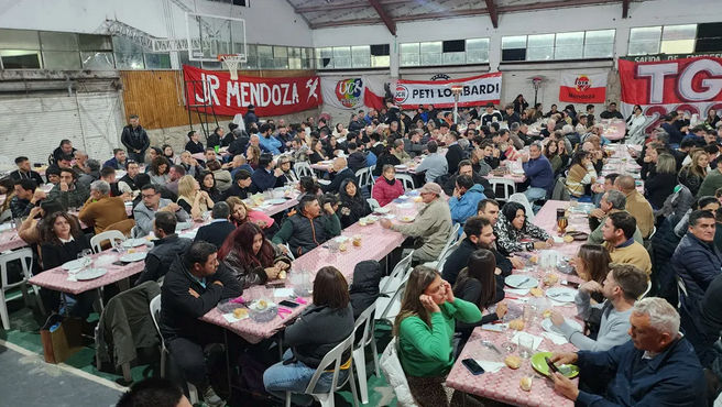 Durante la tradicional Paella Radical de General Alvear, el gobernador Alfredo Cornejo ratificó la alianza entre Cambia Mendoza y La Libertad Avanza, defendió el modelo de gestión provincial y envió señales políticas hacia la sucesión de 2027. El encuentro reunió a cerca de 700 dirigentes y militantes radicales de toda la provincia.