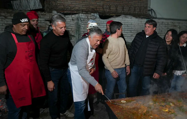 Durante la tradicional Paella Radical de General Alvear, el gobernador Alfredo Cornejo ratificó la alianza entre Cambia Mendoza y La Libertad Avanza, defendió el modelo de gestión provincial y envió señales políticas hacia la sucesión de 2027. El encuentro reunió a cerca de 700 dirigentes y militantes radicales de toda la provincia.