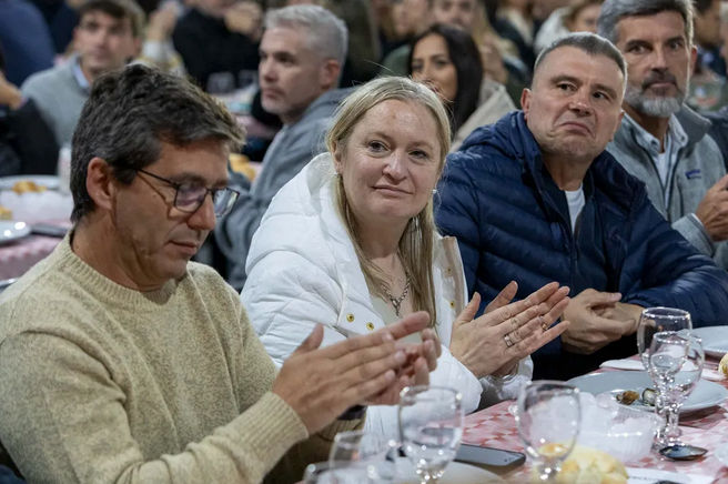 Durante la tradicional Paella Radical de General Alvear, el gobernador Alfredo Cornejo ratificó la alianza entre Cambia Mendoza y La Libertad Avanza, defendió el modelo de gestión provincial y envió señales políticas hacia la sucesión de 2027. El encuentro reunió a cerca de 700 dirigentes y militantes radicales de toda la provincia.
