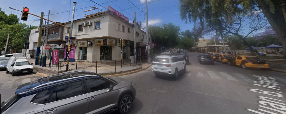 La propietaria del Hostel Carolina, ubicado frente a la Terminal de Ómnibus de Mendoza, quedó detenida e imputada en una causa federal por presunto tráfico de personas. La investigación apunta al traslado clandestino de prófugos chilenos y el caso vuelve a poner bajo la lupa al alojamiento donde hubo una denuncia por violación realizada por una empleada.