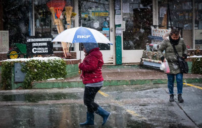 La Dirección General de Escuelas de Mendoza suspendió las clases presenciales para el turno tarde de este miércoles debido a las nevadas, lluvias, fuertes vientos y temperaturas bajo cero. La actividad continuará de manera virtual en los departamentos afectados.