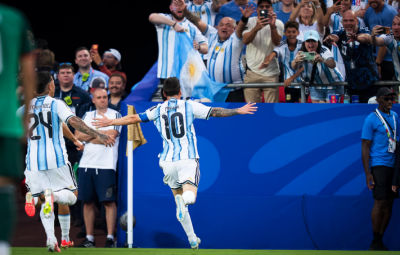 El capitán de la Selección Argentina -de fútbol- Lionel Messi, marcó los tres goles del triunfo 3-0, alcanzó marcas históricas en los Mundiales y fue la gran figura del estreno de la Selección argentina en el Grupo J.