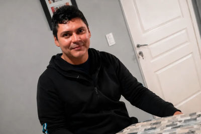 Ángel Fernández, de 29 años, permanece postrado por las complicaciones de una hernia de disco. Su familia busca reunir el dinero para una cirugía que podría devolverle la movilidad y mejorar su calidad de vida.