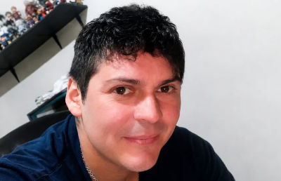Ángel Fernández, de 29 años, permanece postrado por las complicaciones de una hernia de disco. Su familia busca reunir el dinero para una cirugía que podría devolverle la movilidad y mejorar su calidad de vida.