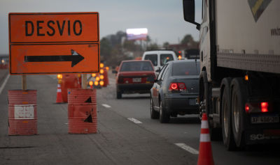 La nueva modalidad de circulación ya funciona en un sector estratégico de la Ruta Provincial 22, en Maipú. La medida permitirá mantener el flujo vehicular mientras avanzan las obras de reconstrucción y repavimentación del Acceso Este.