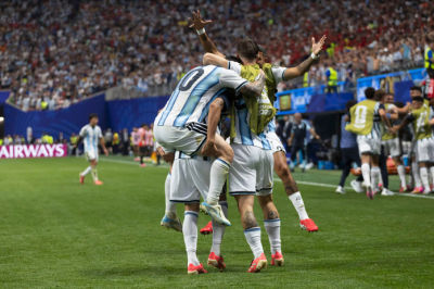 La Selección argentina perdía 2-0, pero reaccionó con goles de Cristian Romero, Lionel Messi y Enzo Fernández para imponerse 3-2 ante Egipto. El equipo de Lionel Scaloni clasificó a los cuartos de final del Mundial 2026 tras una remontada histórica.
