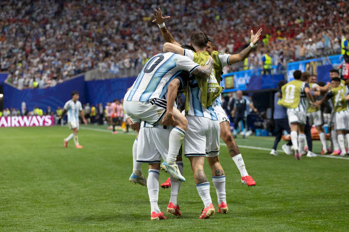 La Selección argentina perdía 2-0, pero reaccionó con goles de Cristian Romero, Lionel Messi y Enzo Fernández para imponerse 3-2 ante Egipto. El equipo de Lionel Scaloni clasificó a los cuartos de final del Mundial 2026 tras una remontada histórica.