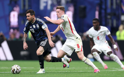 La Selección argentina venció 2-1 a Inglaterra en una semifinal inolvidable y jugará por un nuevo título mundial. En Atlanta, el equipo de Lionel Scaloni volvió a mostrar carácter para dar vuelta un partido que había comenzado cuesta arriba: Enzo Fernández marcó un golazo para empatar y Lautaro Martínez apareció con un cabezazo decisivo para sellar la clasificación ante la mirada de Lionel Messi.