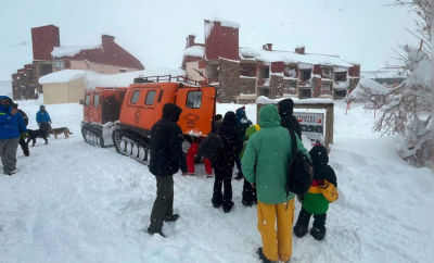 Gendarmería rescató a 30 personas, entre ellas 13 menores, aisladas por la nieve en la alta montaña de Mendoza. El operativo ocurrió sobre la Ruta Nacional 7.