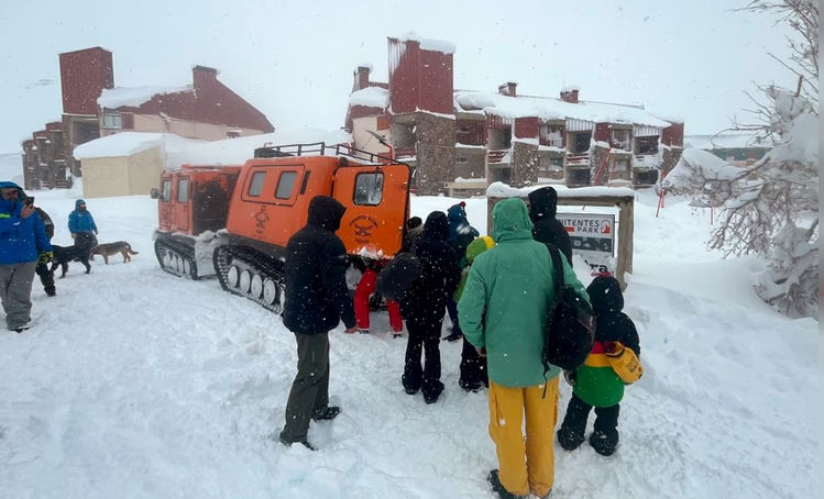 Gendarmería rescató a 30 personas, entre ellas 13 menores, aisladas por la nieve en la alta montaña de Mendoza. El operativo ocurrió sobre la Ruta Nacional 7.