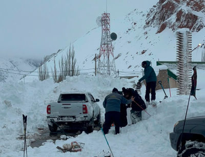 Evacuaron a 20 personas de Puente del Inca tras el temporal de nieve en Mendoza. El operativo concluyó sin heridos y continúan las tareas de rescate en Horcones.