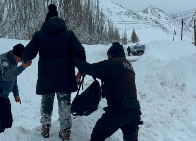 Evacuaron a 20 personas de Puente del Inca tras el temporal de nieve en Mendoza. El operativo concluyó sin heridos y continúan las tareas de rescate en Horcones.
