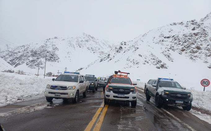 Evacuaron a 20 personas de Puente del Inca tras el temporal de nieve en Mendoza. El operativo concluyó sin heridos y continúan las tareas de rescate en Horcones.