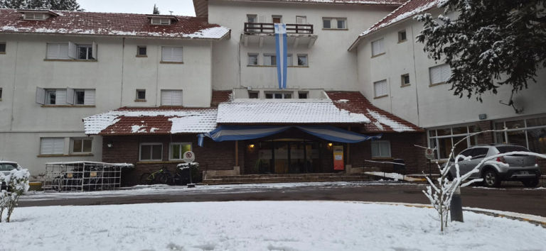 Temporal de nieve en Mendoza: Uspallata acumula 10 centímetros de nieve, continúa nevando en Malargüe y Defensa Civil mantiene el monitoreo de la situación en toda la provincia.