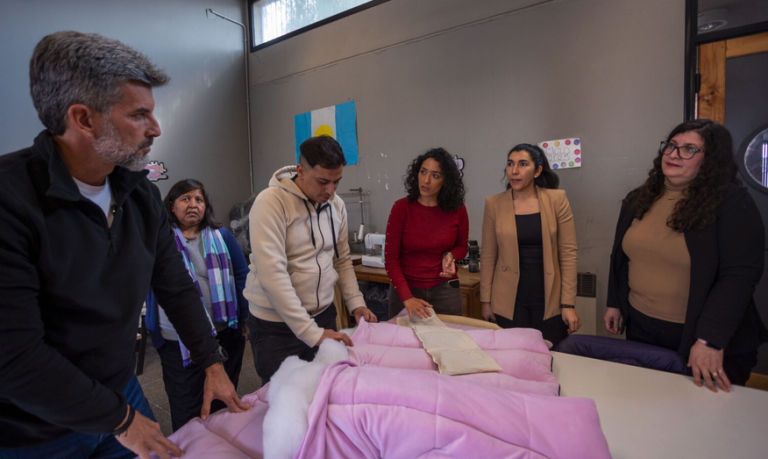Ulpiano Suarez entregó una nueva máquina de corte al taller textil La Máquina de Volar para fortalecer la producción, el empleo y la inclusión laboral en Ciudad de Mendoza.