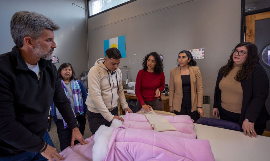 Ulpiano Suarez entregó una nueva máquina de corte al taller textil La Máquina de Volar para fortalecer la producción, el empleo y la inclusión laboral en Ciudad de Mendoza.