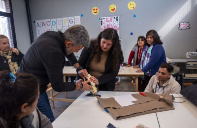 Ulpiano Suarez entregó una nueva máquina de corte al taller textil La Máquina de Volar para fortalecer la producción, el empleo y la inclusión laboral en Ciudad de Mendoza.