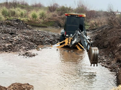 Los Dos Álamos en San Rafael avanza con trabajos para recuperar el paso sobre el río Diamante, afectado por las contingencias climáticas, y restablecer la circulación de los vecinos.