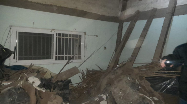 Derrumbe en Junín: cuatro personas, entre ellas una bebé y otra menor, quedaron atrapadas y fueron rescatadas con vida. Están estabilizadas.