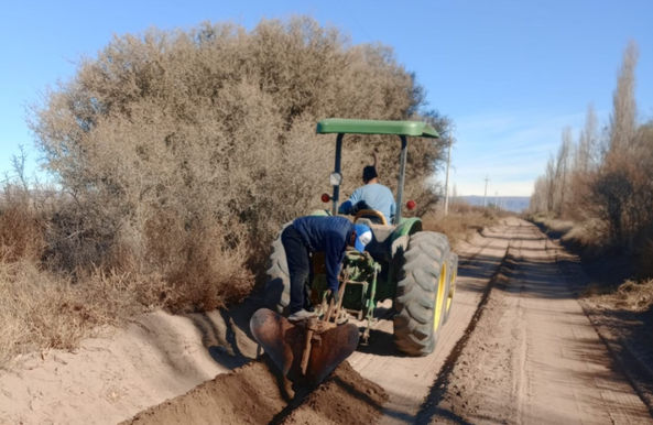 San Rafael extiende la red de agua potable en Las Malvinas. La obra sobre calle 9 suma más de mil metros y permitirá nuevas conexiones.