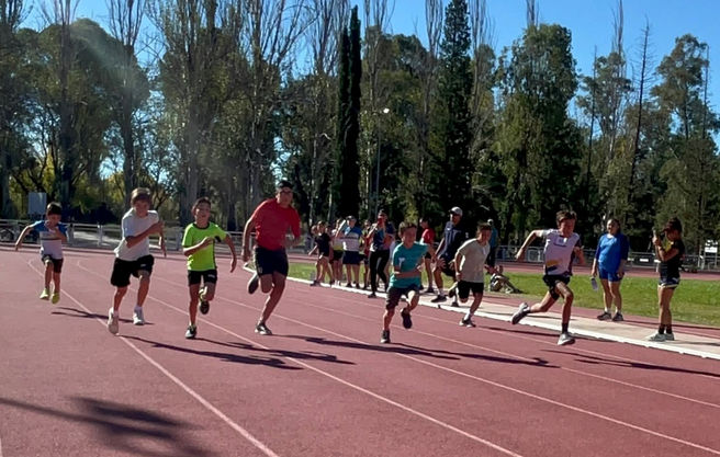 Juegos Sanmartinianos: 50 jóvenes de San Rafael viajan a Mendoza para disputar la etapa provincial en vóley, atletismo, gimnasia y deporte adaptado.