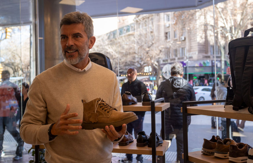 Ulpiano Suarez visitó el nuevo local de Calzados Salamone en Garibaldi 7, centro de Mendoza. La empresa familiar suma una sucursal tras 65 años.