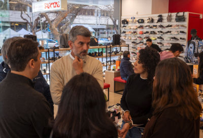 Ulpiano Suarez visitó el nuevo local de Calzados Salamone en Garibaldi 7, centro de Mendoza. La empresa familiar suma una sucursal tras 65 años.