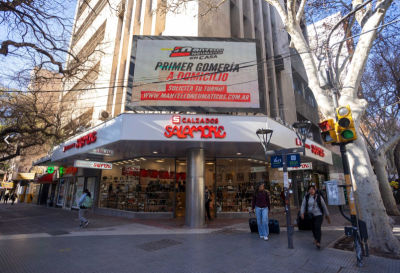Ulpiano Suarez visitó el nuevo local de Calzados Salamone en Garibaldi 7, centro de Mendoza. La empresa familiar suma una sucursal tras 65 años.