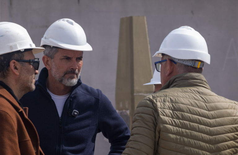 Ulpiano Suarez recorrió las 37 viviendas que se construyen en la ex fábrica Aliar, en La Favorita, con tecnología de hormigón premoldeado.