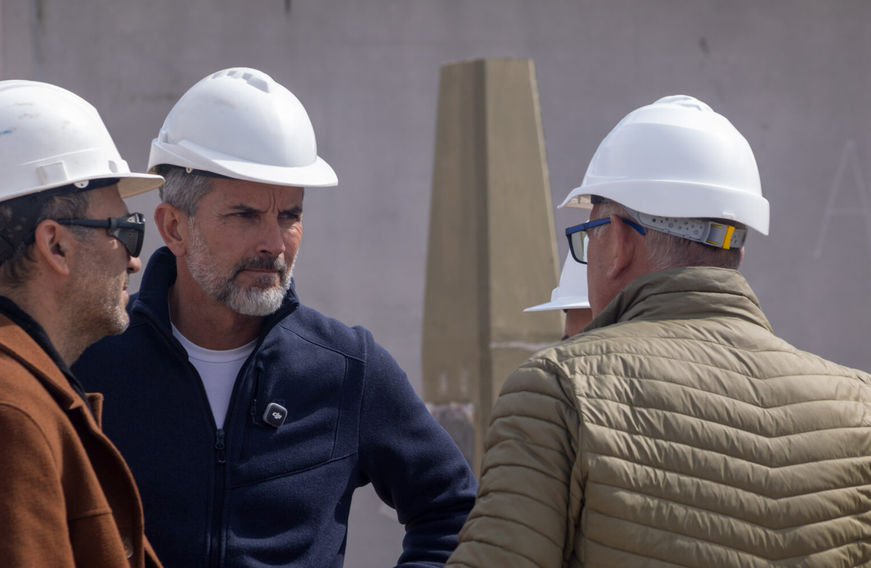 Ulpiano Suarez recorrió las 37 viviendas que se construyen en la ex fábrica Aliar, en La Favorita, con tecnología de hormigón premoldeado.