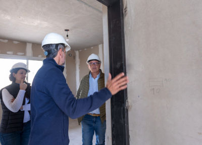 Ulpiano Suarez recorrió las 37 viviendas que se construyen en la ex fábrica Aliar, en La Favorita, con tecnología de hormigón premoldeado.