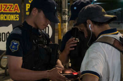 Preventores y policías controlaron a 52 personas y detuvieron a cinco durante un operativo en la zona del Hospital Central de Mendoza. Cuatro tenían medidas pendientes.