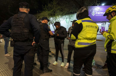 Preventores y policías controlaron a 52 personas y detuvieron a cinco durante un operativo en la zona del Hospital Central de Mendoza. Cuatro tenían medidas pendientes.