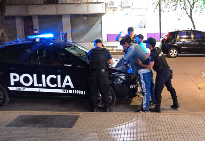 Preventores y policías controlaron a 52 personas y detuvieron a cinco durante un operativo en la zona del Hospital Central de Mendoza. Cuatro tenían medidas pendientes.
