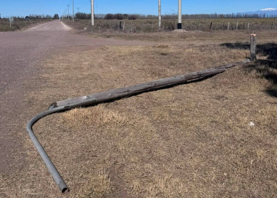 San Rafael registró dos robos y hechos de vandalismo contra el alumbrado público. Cortaron un poste con motosierra y robaron 200 metros de cable.