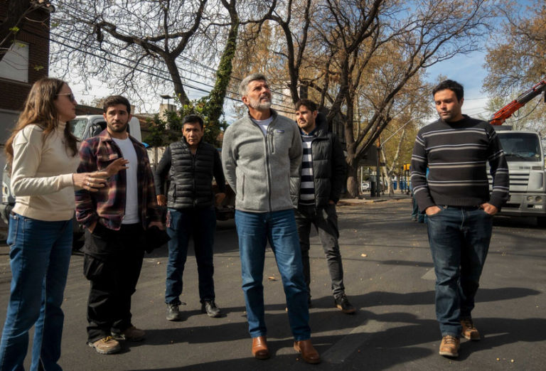 La Ciudad de Mendoza comenzó a retirar 15 árboles secos en calle Perú. El Plan Forestal 2026 contempla más de 140 erradicaciones.
