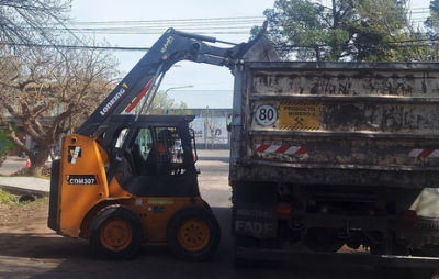 San Rafael intensifica la limpieza de desagües y acequias ante posibles tormentas intensas asociadas a El Niño y aplica multas por arrojar basura.