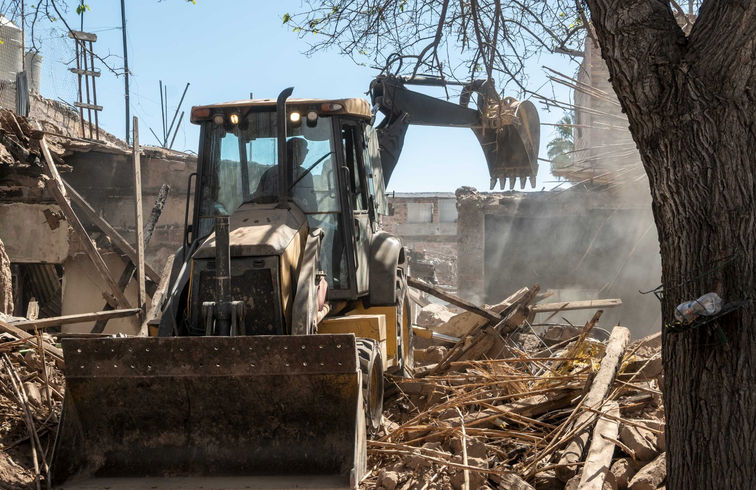 La Ciudad de Mendoza demolió un inmueble de calle Maipú al 200 que estaba deteriorado y había sido usurpado. Tenía 16 habitaciones.